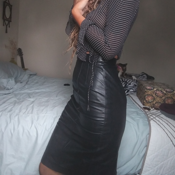 Mid length leather skirt - Picture 3 of 6